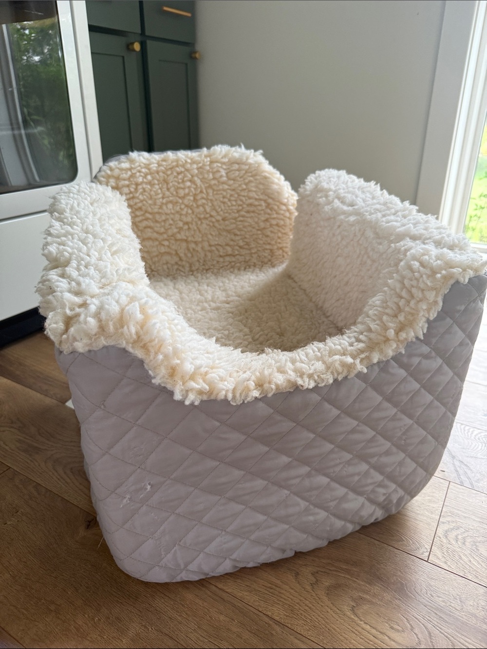 Snoozer Lookout Car Seat for Dogs Size Small in light grey Quilted Tech